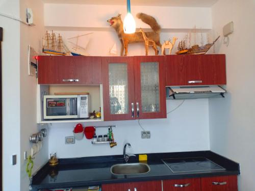 A kitchen or kitchenette at شاليهات بورتو مطروح فيو بحر Porto Matrouh Sea View Families Only