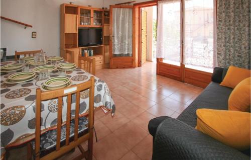 una sala de estar con una mesa y un sofá en 3 Bedroom Cozy Home In Santa Pola, en Santa Pola