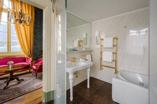 Grand Hotel Villa Serbelloni - A Legendary Hotel في بيلاجيو: حمام مع حوض ومغسلة وحوض استحمام