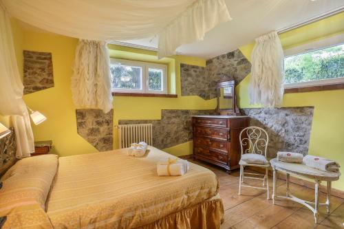 una camera con letto, cassettiera e finestre di LIMONE di Home Hill a Piaggiori