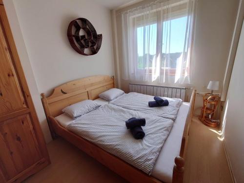 Ένα ή περισσότερα κρεβάτια σε δωμάτιο στο Wellness Lakás