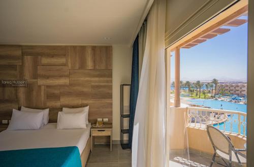 La alberca dentro o cerca de Pyramisa Beach Resort Sahl Hasheesh