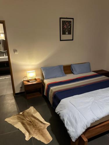um quarto com 2 camas, um candeeiro e um espelho em Chez Diarra em Saint-Louis