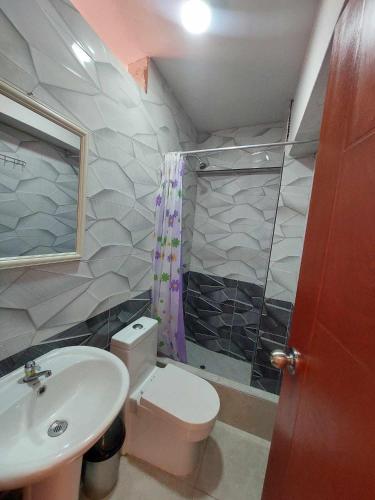 W łazience znajduje się umywalka, toaleta i prysznic. w obiekcie Mi Sr. Cautivo w mieście Churin