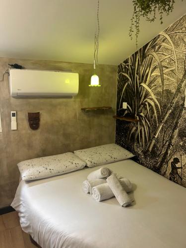 une chambre avec un lit avec des serviettes dessus dans l'établissement Jungle Spa, à Marseille