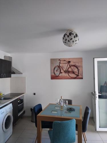 Dapur atau dapur kecil di studio rdc avec terrasse et parking privé