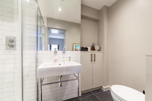 A bathroom at Stylish & Central 2-bed, 2-bath in Notting Hill