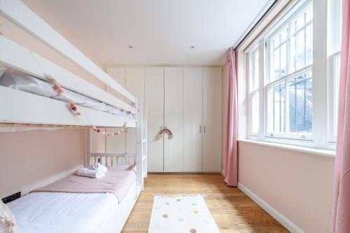 Stylish & Central 2-bed, 2-bath in Notting Hill emeletes ágyai egy szobában