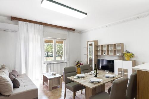 Spacious and cozy apartment with garden near Pula