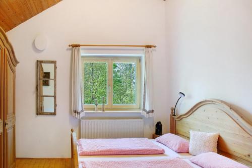 una camera con letto e finestra di Berghütte Waldhäuser a Neuschönau