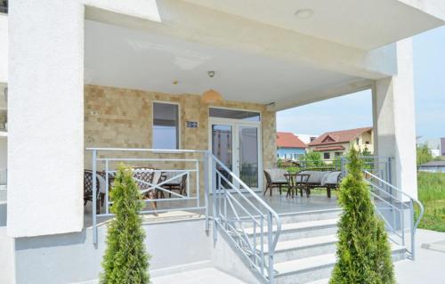 Blick auf die Veranda eines Hauses in der Unterkunft Abi Mykonos in Mamaia Nord – Năvodari