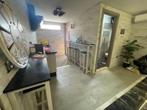 cocina con encimera en una habitación en ANNI Guesthouse Hostel, en Martil