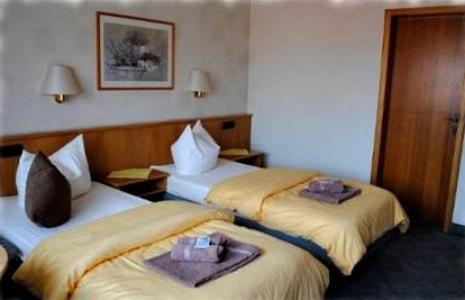 ein Hotelzimmer mit 2 Betten und Handtüchern darauf in der Unterkunft Gasthof Stern in Burgsinn