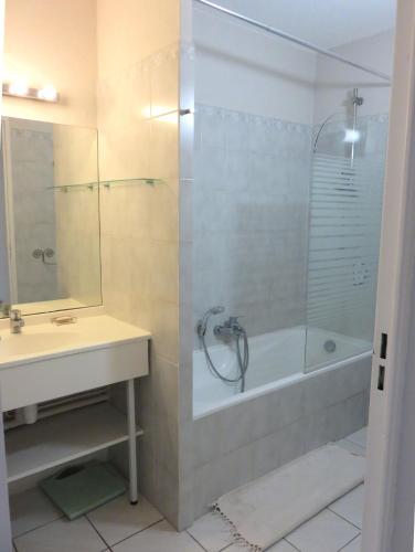 une salle de bain avec une douche, une baignoire et un lavabo dans l'établissement Taia, à Grimaud