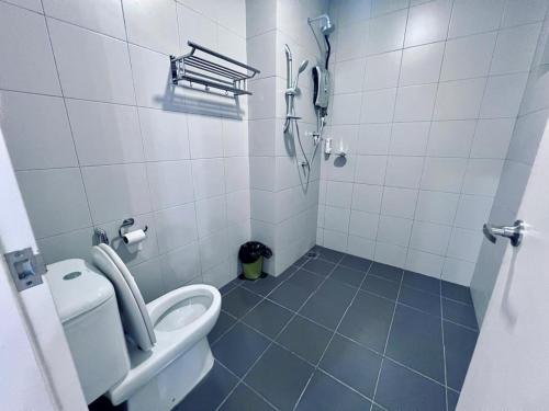 uma casa de banho com um WC e um telefone em Comfort Stay-4min to Legoland em Nusajaya