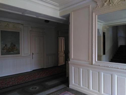 une pièce vide avec un miroir sur le mur dans l'établissement Studio confortable avec balcon à Aix-les-Bains, à Aix-les-Bains