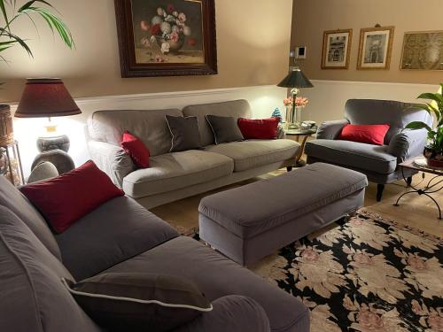 ein Wohnzimmer mit 2 Sofas und einem Sofa in der Unterkunft Sobborgo 12 in Sarzana