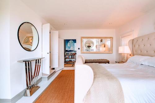 Un pat sau paturi într-o cameră la Magnificent Clarence cottage!