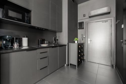 uma cozinha com frigorífico e uma porta em CityCenter Sauna & Fitness Apartments Podgórna by Renters Prestige em Poznań