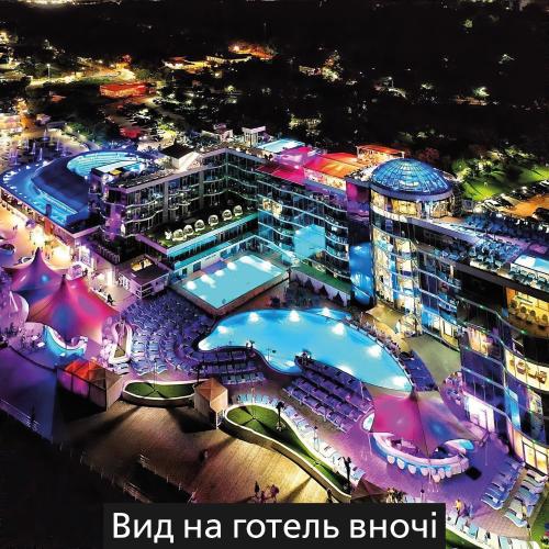 een luchtzicht op een hotel met een zwembad in de nacht bij NEMO Hotel Resort & SPA in Odessa