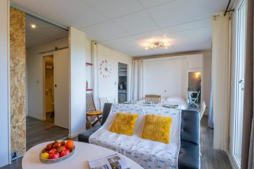 un salon avec un canapé et une table dans l'établissement Grand studio cabine lumineux à 800m de la mer, à La Croix-Valmer
