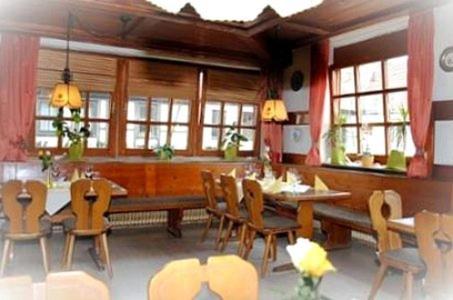 Gasthof Stern في Burgsinn: غرفة طعام مع طاولة وكراسي خشبية كبيرة