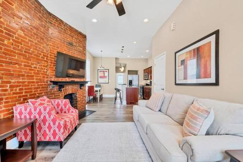 Two cozy side by side units in Tower Grove perfect for Groups STL bldgにあるシーティングエリア