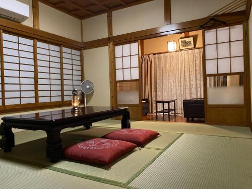 soggiorno con tavolo e cuscino rosso di Relax Inn - Vacation STAY 68048v a Kisarazu
