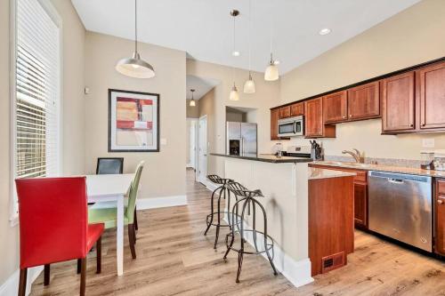 Two cozy side by side units in Tower Grove perfect for Groups STL bldgにあるキッチンまたは簡易キッチン