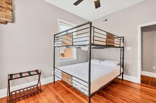 Two cozy side by side units in Tower Grove perfect for Groups STL bldgにあるベッド
