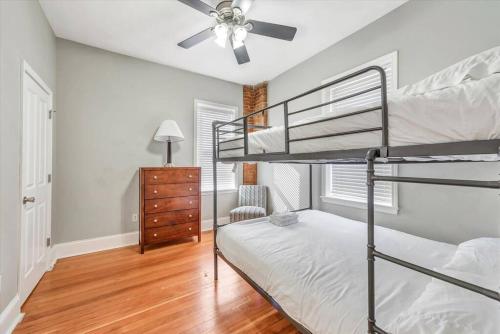Two cozy side by side units in Tower Grove perfect for Groups STL bldgにあるベッド