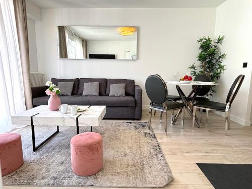un salon avec un canapé et une table dans l'établissement L'appartement Bouquet, à Paris