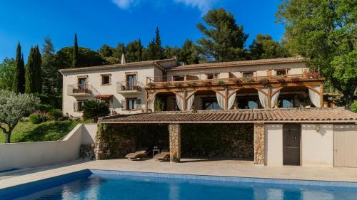 une maison avec une piscine devant dans l'établissement La Petite Auberge, à Tourtour