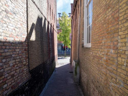 an alley between two red brick buildings at Modern appartement hartje Sneek in Sneek