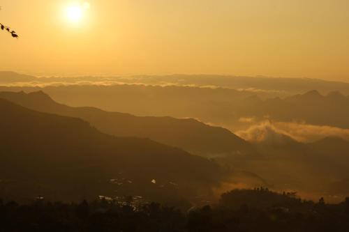 - une vue sur le lever du soleil au-dessus d'une chaîne de montagnes dans l'établissement Nhà Tổ Ong, à Lai Châu