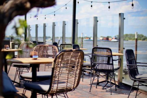 een groep stoelen en tafels in een restaurant bij Aan Dek Druten in Druten