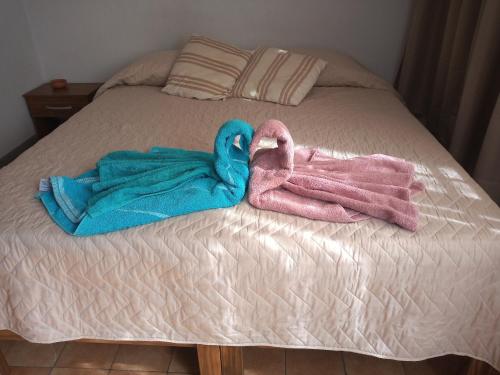 El Racimo, dpto en Ciudad de Mendoza في ميندوزا: وضع منشفة على السرير