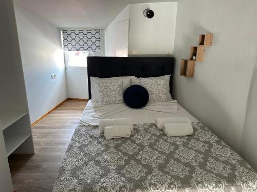 Postel nebo postele na pokoji v ubytování Quaint Coastal Lofts