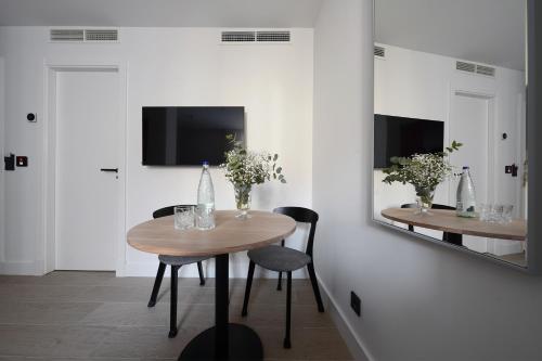 a dining room with a table and a mirror at Numa Madrid Sol in Madrid