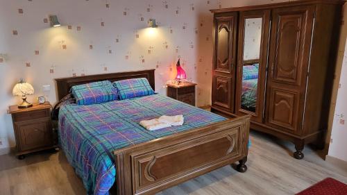 LʼIsle-en-Dodon的住宿－La Maison de Gaëtan，一间卧室配有床和2个床头柜