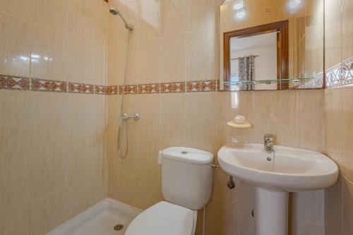 Ένα μπάνιο στο 2 Bedroom Unique Ocean View apartment in Tajao