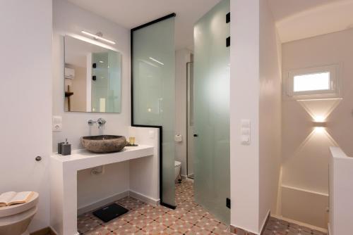 ein Badezimmer mit Waschbecken, Toilette und Spiegel in der Unterkunft La Signora Cofineta by Anita Holiday Homes in Korfu-Stadt