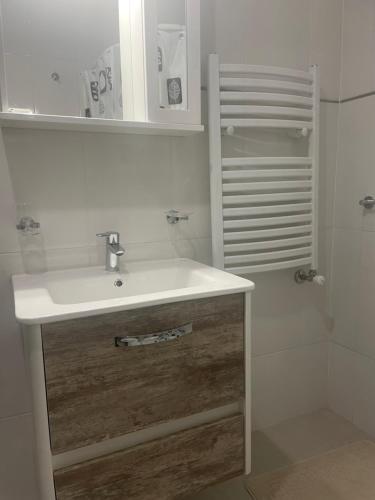La salle de bains blanche est pourvue d'un lavabo et d'une douche. dans l'établissement Duplex Puerto Banús, à Playa Unión