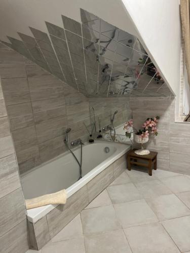 uma banheira numa casa de banho com tecto em Casa di vacanza "San Nicola" em Olbia