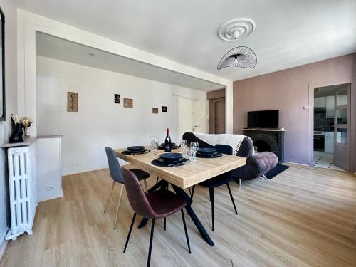 un salon avec une table et un canapé dans l'établissement L'ORFÈVRE - hypercentre, lumineux, vue cathédrale, à Blois