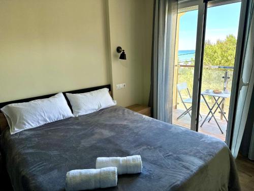1 dormitorio con 1 cama con 2 toallas en Apartamanto Frente a la Playa, Torre de Benagalbon, en Torre de Benagalbón