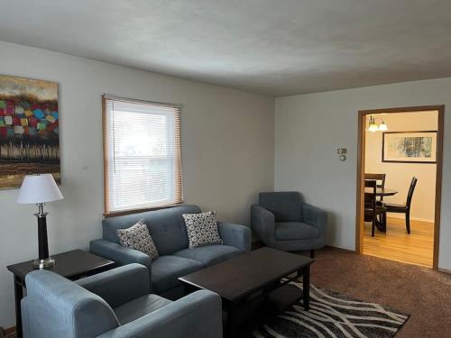 a living room with a blue couch and a table at Prime Location Amazing Unit Close to Downtown - 2 queen beds in Springfield