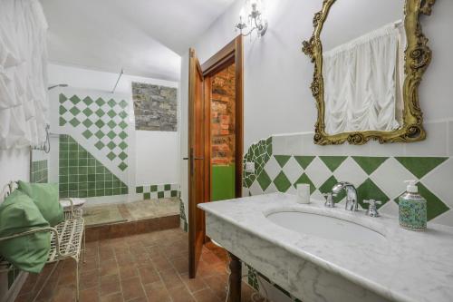 bagno con lavandino e doccia di BASILIMO di Home Hill a Capannori