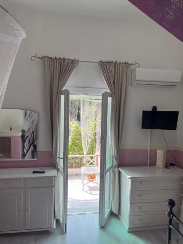 a room with a door open to a yard at Casa di vacanza "San Nicola" in Olbia