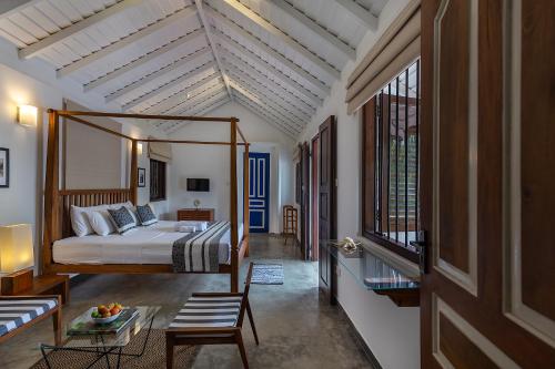 1 dormitorio con 1 cama y sala de estar en Villa Touch of Dutch en Tangalle
